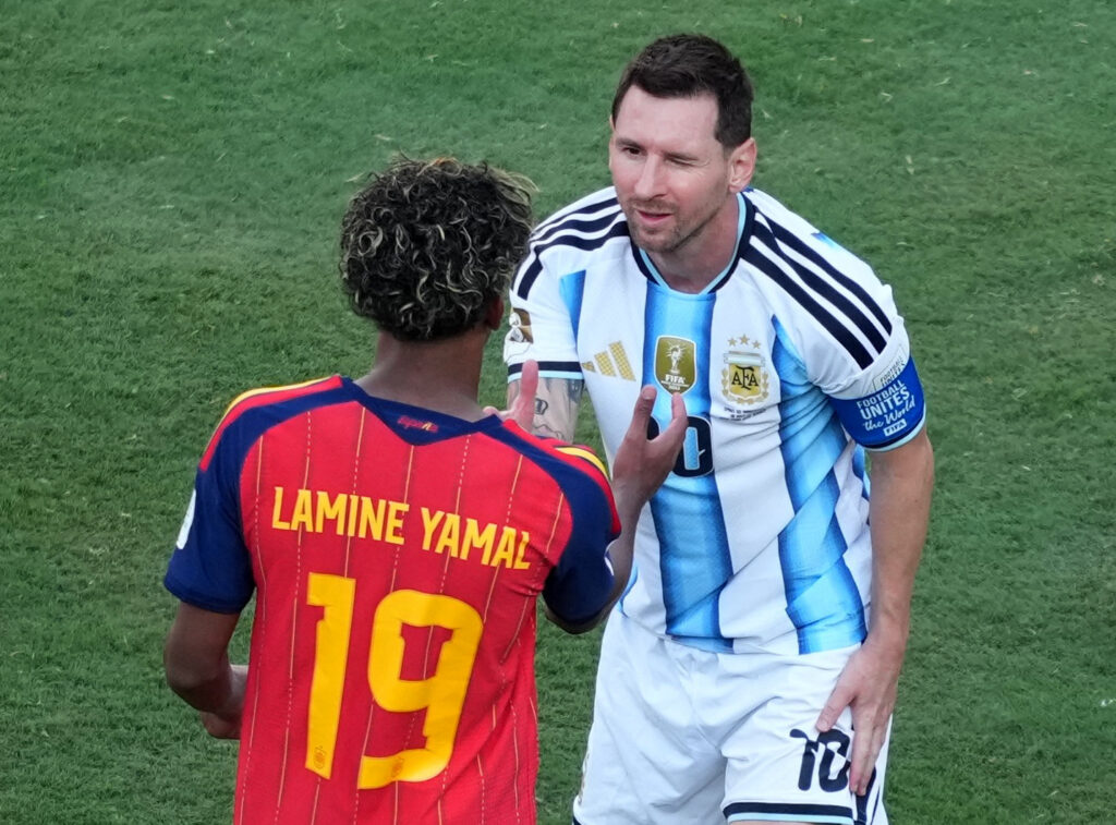 Argentina podría tener una rápida revancha ante España: cuándo y dónde podría jugarse la postergada Finalissima el español lamine yamal estrecha la mano del argentino lionel messi mientras celebra la victoria en el mundial