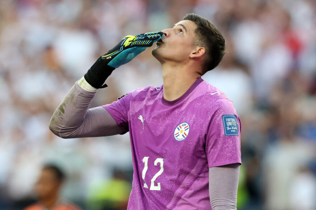 Orlando Gill, el arquero que pasó de tener que vender su uniforme para salvar a su bebé a convertirse en el héroe de Paraguay en el Mundial gettyimages 2283934362