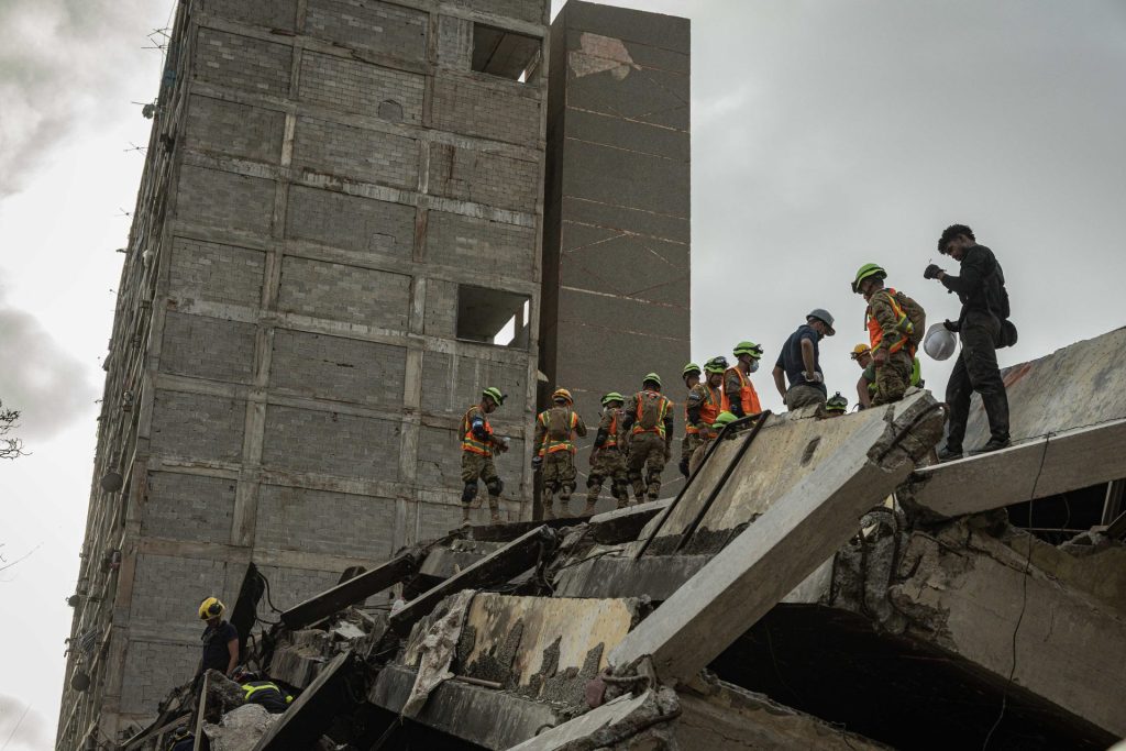 A una semana del doble terremoto, Venezuela mantiene la búsqueda de sobrevivientes entre escombros en medio de una crisis humanitaria cd306736c77c170a775d03616e154a3ff5e9eef0 1024x683