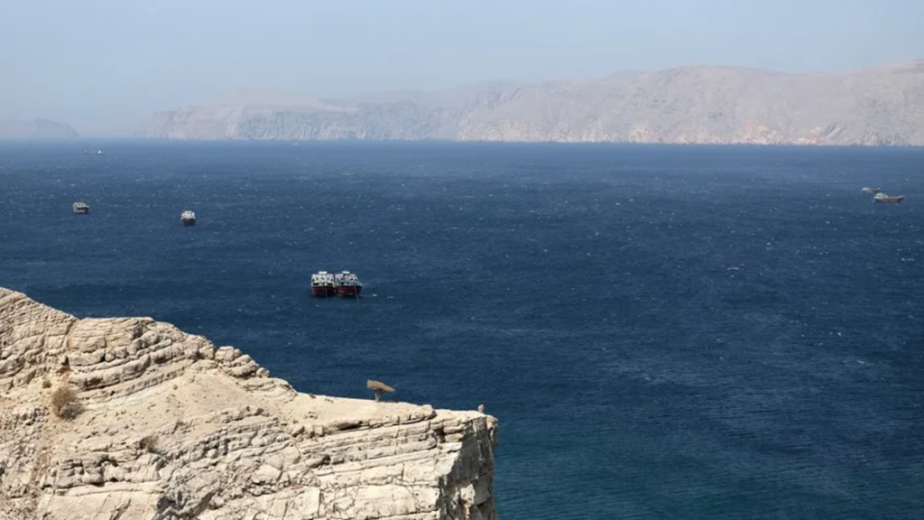 Irán anuncia acuerdo con Omán para establecer una ruta segura de navegación en el estrecho de Ormuz 69a46276e22a8