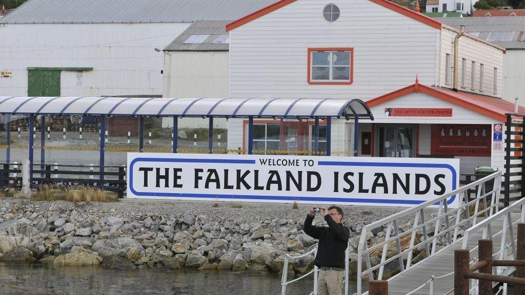 ¿Por qué volvió la tensión entre Argentina y Reino Unido por Malvinas/Falklands 44 años después de la guerra? c38c0b6087766cc9abee18c2cbaffb5c